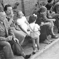 1951s-Tog 1951 Palmiro Togliatti con Nilde Iotti e la figlia adottiva Marisa Malagoli . La piccola e' Nadia Corticelli