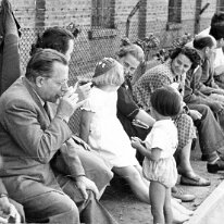 1951s-tog3 1951 Palmiro Togliatti e Nilde Iotti spettatori della partita a bocce alla Corazza