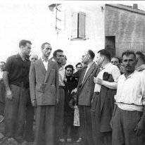 1959-Terrac1 1948 - Terracini incontra i volontari che stanno lavorando alla costruzione della Casa del Popolo. Presenti al centro la moglie e la figlia di Corazza a cui...