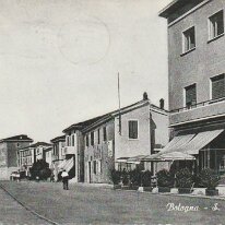1956-Tram 1956 - I binari del Tram davanti alla Casa del Popolo . Si notano le tende del Bar Rinascita ed il negozio del macellaio.