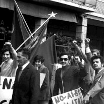 1969-2-SD (4) 1970: Quartiere S.Donato Manifestazione per la pace e contro la Nato (da dx Mauro Roda,Ortolani Giuliano, Claudio Morselli)
