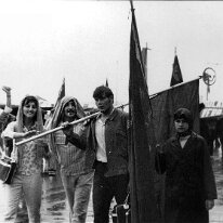 1969-FGCI (5) 1969: Livorno : Festa Nazionale dell'unita' sotto la pioggia (Beloianna, Giuliano Ortolani, Loris Caneti, Claudio Morselli)