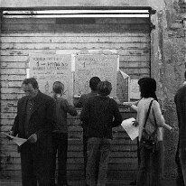 File0017 Affissione di manifesti e volantini di invito alla proiezione di un film organizzato nell'ambito del corso