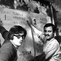 File0019 Affissione di manifesti per pubblicizzare la proiezione dell film 