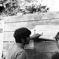 File0020 Affissione di manifesti per pubblicizzare la proiezione dell film 