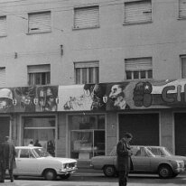 AFile0041 1973 -11 Pannelli contro il colpo di stato in Cile appesi alla terrazza della casa del popolo