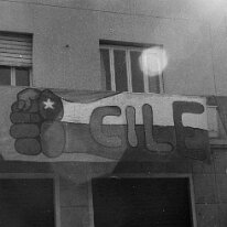 DFile0039 1973 -11 Pannelli contro il colpo di stato in Cile appesi alla terrazza della casa del popolo