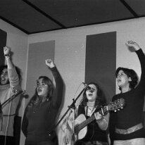 File0020 1973 - 11 Sala Sirenella : Concerto del Canzoniere delle Lame per il Cile (Paolo Paio, Chiara Stanghellini, Frida Forlani, Janna Carioli)