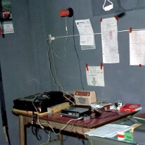arci085 La camera oscura . In primo piano i registratori ed i proiettori di diapositive per realizzare gli audiovisivi fotografici.