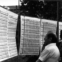 File0045 1975 - Cittadini del quartiere che leggono i risultati sui tabelloni esposti nei giardinetti della Coop