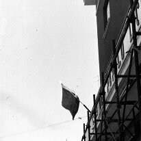 File0050 1975 - La bandiera della sezione Corazza esposta alla terrazza della Casa del Popolo 1975
