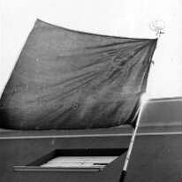File0051 1975 - La bandiera della sezione Corazza esposta alla terrazza della Casa del Popolo