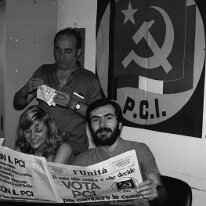 File0102 1976 - Giorno del voto Mauro Roda e una compagna della sezione Corazza, alle spalle Rosini