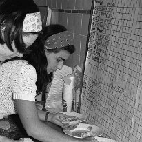 File0109 1976 - Cucina della Casa del Popolo, si preparano i panini da portare ai rappresentanti di lista e scrutatori che lavorano ai seggi . (Paola Agostini )