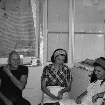 File0115 1976 - Cucina della Casa del Popolo. In attesa di fare il giro dei seggi. A Sinistra Luciano Tonelli , da destra Filippo, Paola Agostini , Milvia