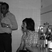 File0120 1976 - Cucina della Casa del Popolo. In attesa di fare il giro dei seggi. Luciano Tonelli e XXXX