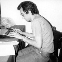 File0012 Mauro Favaloro alla consolle del computer Texas TI99