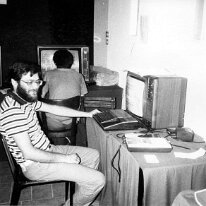 File0013 Stefano Parisini nella sala espositiva dei computer