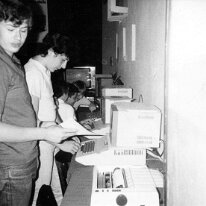 File0015 Visitatori della esposizione dei computer .